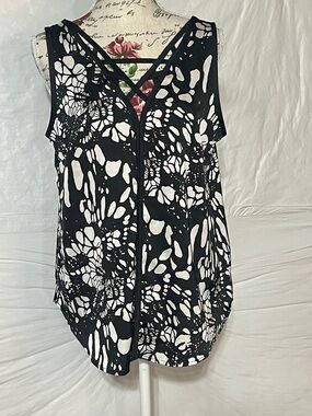 Nicole by Nicole Miller Black and White Crisscross V-Neck Tank